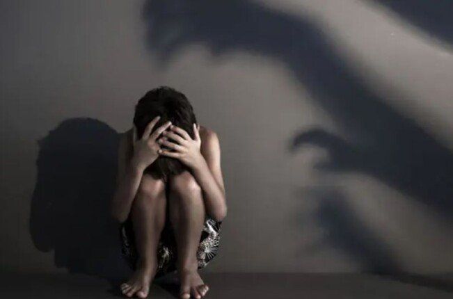 عاطل يستدرج طفلا من ذوي الهمم لهتك عرضه بالمطرية