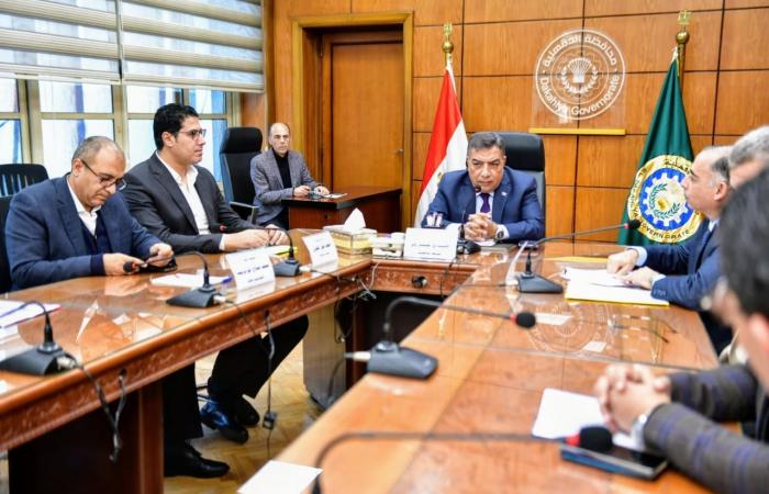 محافظ
      الدقهلية
      يستقبل
      مساعد
      وزير
      الموارد
      المائية
      والري المساء الاخباري ..