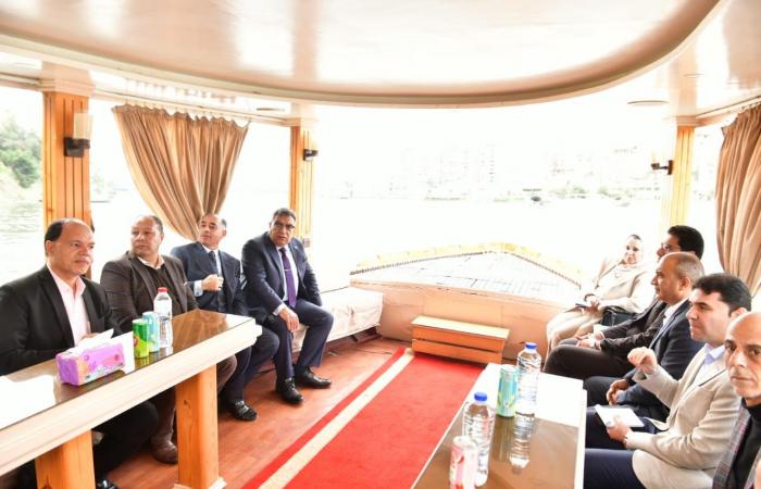 محافظ
      الدقهلية
      يستقبل
      مساعد
      وزير
      الموارد
      المائية
      والري المساء الاخباري ..