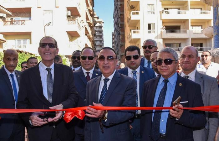 محافظ
      الإسكندرية
      ورئيس
      النيابة
      الإدارية
      يفتتحان
      النادي
      البحري
      في
      بيانكي . الفجر سبورت