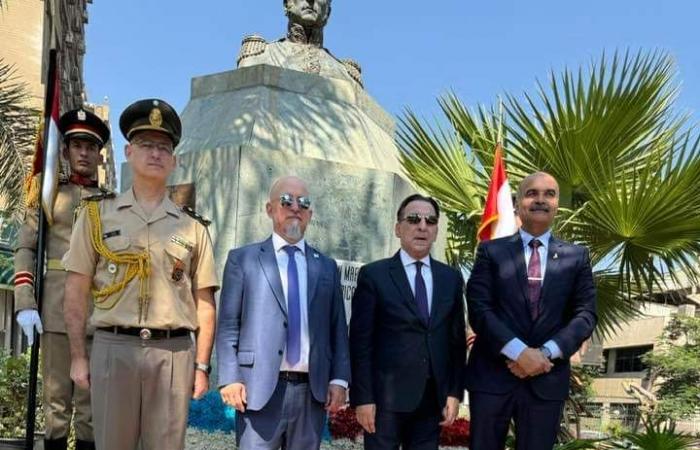 سفارة
      الأرجنتين
      تحتفل
      بذكرى
      يوم
      المحرر
      الجنرال
      خوسيه
      دى
      سان
      مارتين
      بالدقي . المساء الاخباري