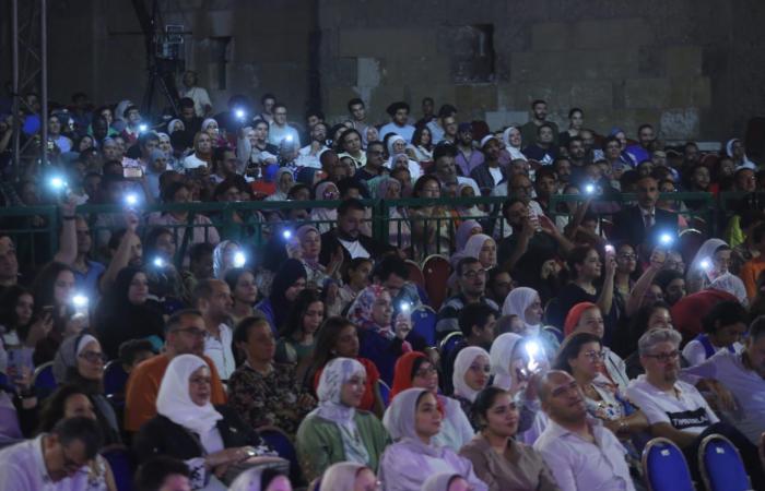 نسمة
      محجوب
      تبهر
      الجمهور
      بمزيج
      من
      الأغاني
      الشرقية
      والغربية..
      صور المساء الاخباري ..