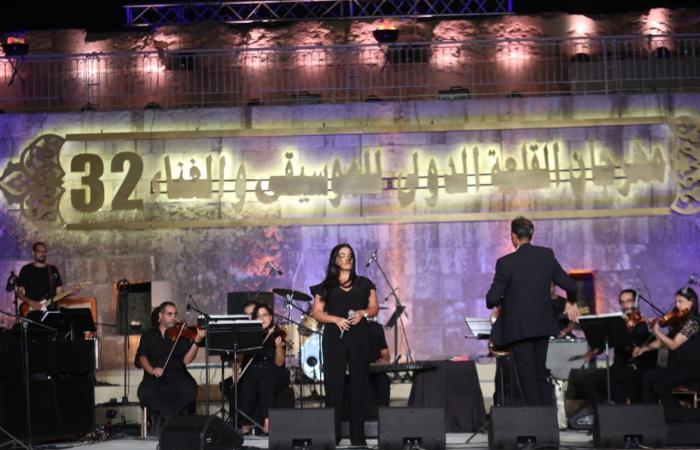 نسمة
      محجوب
      تبهر
      الجمهور
      بمزيج
      من
      الأغاني
      الشرقية
      والغربية..
      صور المساء الاخباري ..