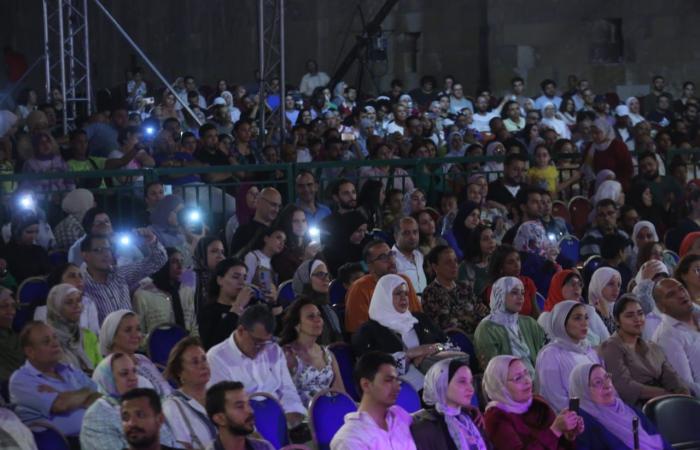 نسمة
      محجوب
      تبهر
      الجمهور
      بمزيج
      من
      الأغاني
      الشرقية
      والغربية..
      صور المساء الاخباري ..