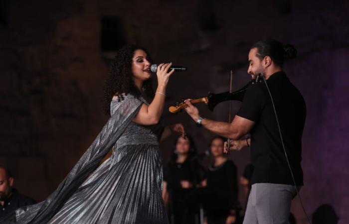 نسمة
      محجوب
      تبهر
      الجمهور
      بمزيج
      من
      الأغاني
      الشرقية
      والغربية..
      صور المساء الاخباري ..