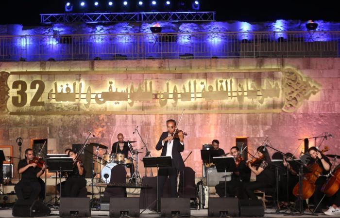 نسمة
      محجوب
      تبهر
      الجمهور
      بمزيج
      من
      الأغاني
      الشرقية
      والغربية..
      صور المساء الاخباري ..