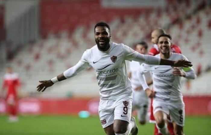 من
      هو
      الجابوني
      أرون
      بوبيندزا
      مهاجم
      الزمالك
      الجديد؟ - بوابة المساء الاخباري