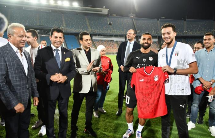 ممر شرفي في منتخب مصر لأبطال الأولمبياد وصور تذكارية مع صلاح - المساء الاخباري