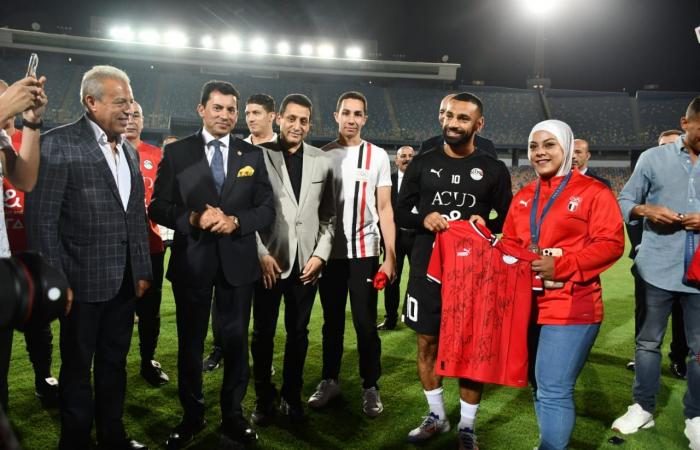 ممر شرفي في منتخب مصر لأبطال الأولمبياد وصور تذكارية مع صلاح - المساء الاخباري