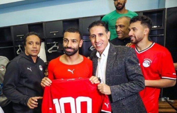 حسام
      حسن
      ولاعبو
      المنتخب
      يحتفلون
      بمئوية
      محمد
      صلاح
      «صور» - بوابة المساء الاخباري