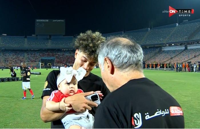 نجوم الأهلى يحتفلون بدرع الدورى رقم 44 مع أبنائهم.. صور - المساء الاخباري