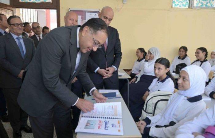 رئيس
      الوزراء
      يجري
      حوارا
      مع
      عدد
      من
      الطالبات
      حول
      المناهج
      الدراسية - بوابة المساء الاخباري