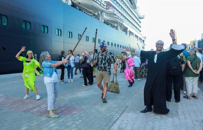 بالتنورة|
      استقبال
      السفينة
      السياحية
      «Nieuw
      Statendam»
      بميناء
      الإسكندرية..
      صور المساء الاخباري ..