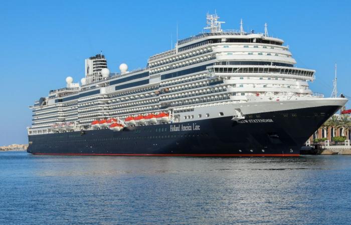 بالتنورة|
      استقبال
      السفينة
      السياحية
      «Nieuw
      Statendam»
      بميناء
      الإسكندرية..
      صور المساء الاخباري ..