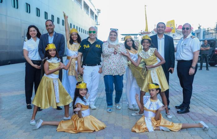 بالتنورة|
      استقبال
      السفينة
      السياحية
      «Nieuw
      Statendam»
      بميناء
      الإسكندرية..
      صور المساء الاخباري ..