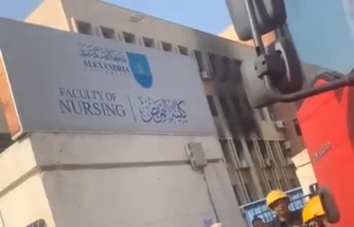 حريق
      هائل
      داخل
      كلية
      التمريض
      بجامعة
      الإسكندرية..
      صور . المساء الاخباري