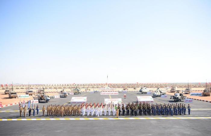 السيسي
      يشهد
      تفتيش
      حرب
      الفرقة
      السادسة
      المدرعة
      بالجيش
      الثاني
      الميداني
      (صور) . المساء الاخباري