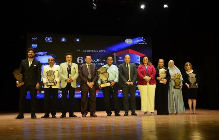 ملتقى
      القاهرة
      للمسرح
      الجامعي
      يفتتح
      دورته
      السادسة
      بالسامر..
      صور . المساء الاخباري