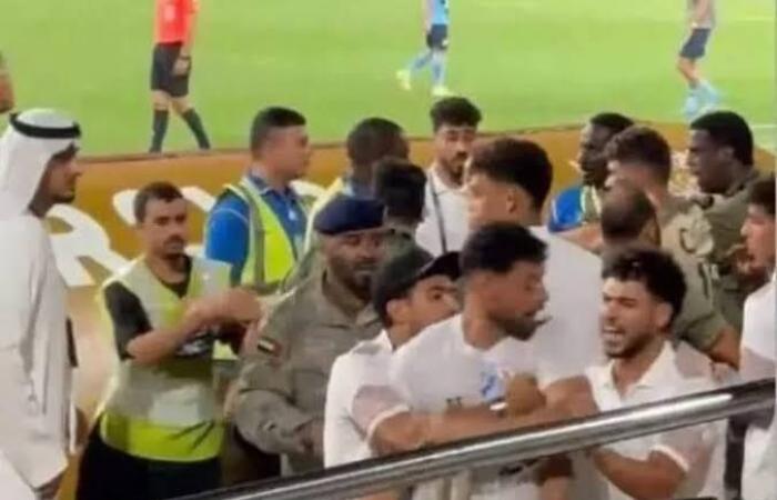 بعد
      تدخل
      السفير..
      كواليس
      الافراج
      عن
      ثلاثي
      فريق
      الزمالك
      بالإمارات .. بوابة المساء الاخباري