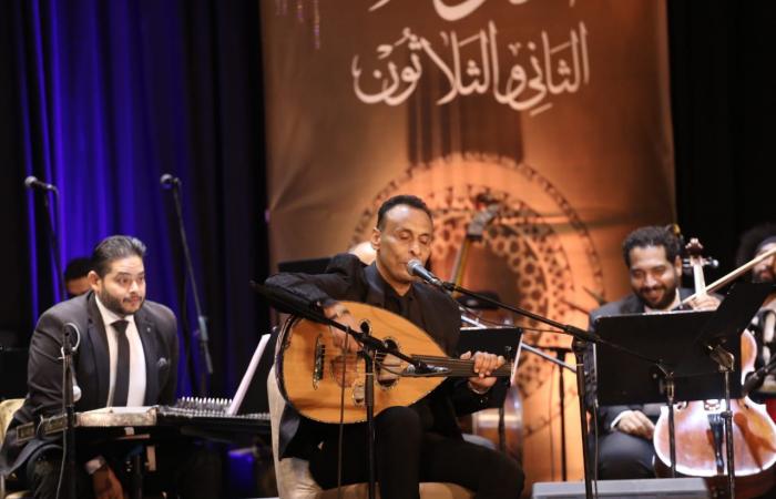 حفل
      كامل
      العدد..
      عمر
      خيرت
      يبدع
      في
      ليلة
      أسطورية
      على
      مسرح
      النافورة .. بوابة المساء الاخباري