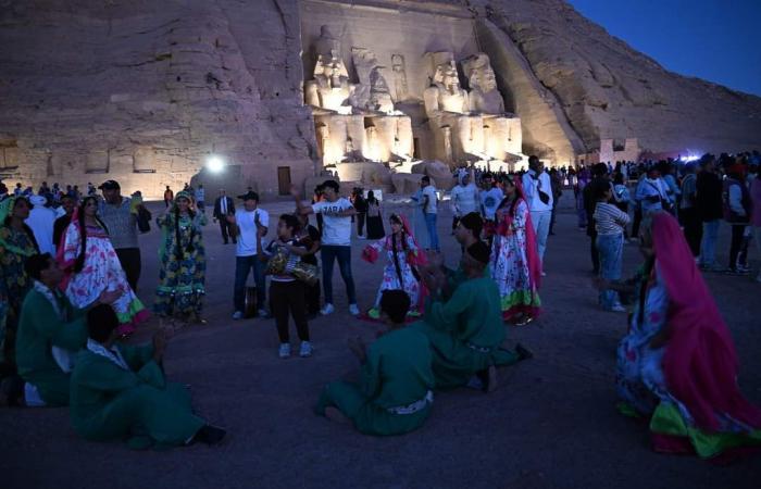 في
      حضور
      الآلاف..
      وزارة
      الثقافة
      تقدم
      عروضًا
      فنية
      متنوعة
      احتفالًا
      بتعامد
      الشمس
      في
      معبد
      "أبو
      سمبل"