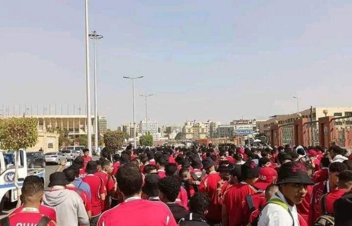 كأس
      إنتركونتيننتال..
      جماهير
      الأهلي
      أمام
      بوابات
      استاد
      القاهرة
      قبل
      مباراة
      العين
      الإماراتي المساء الاخباري ..