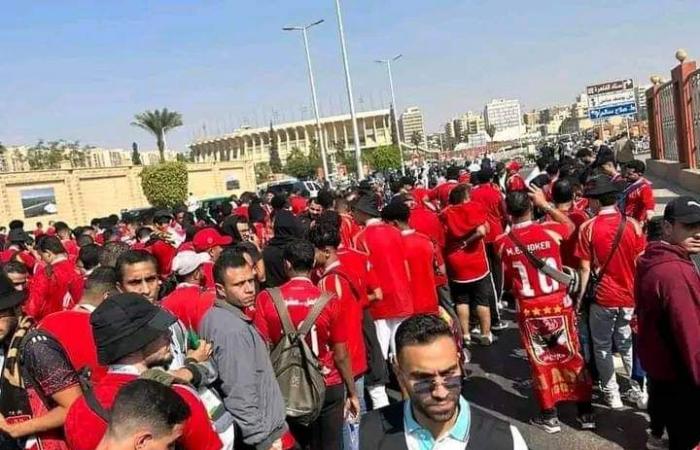 كأس
      إنتركونتيننتال..
      جماهير
      الأهلي
      أمام
      بوابات
      استاد
      القاهرة
      قبل
      مباراة
      العين
      الإماراتي المساء الاخباري ..