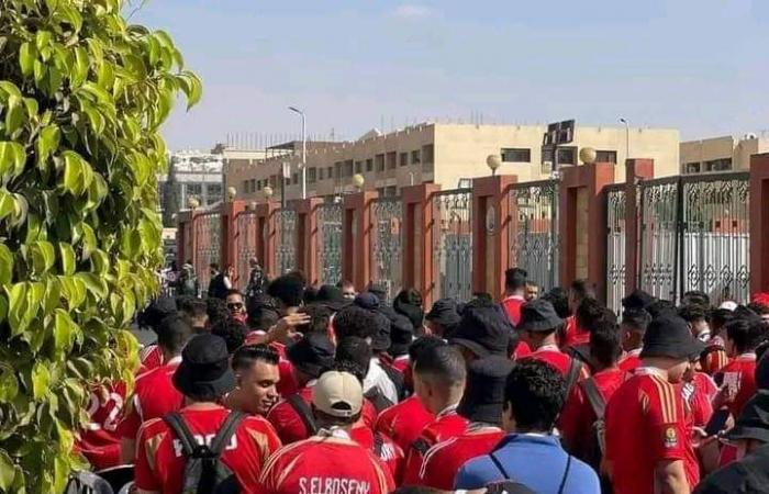 كأس
      إنتركونتيننتال..
      جماهير
      الأهلي
      أمام
      بوابات
      استاد
      القاهرة
      قبل
      مباراة
      العين
      الإماراتي المساء الاخباري ..