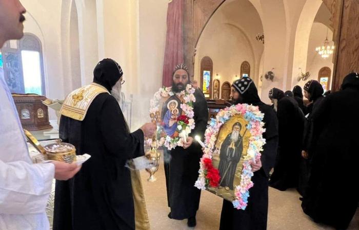 بحضور
      الأنبا
      ديسقورس..
      عشية
      عيد
      "يحنس
      القصير"
      بوادي
      النطرون..
      صور .. بوابة المساء الاخباري