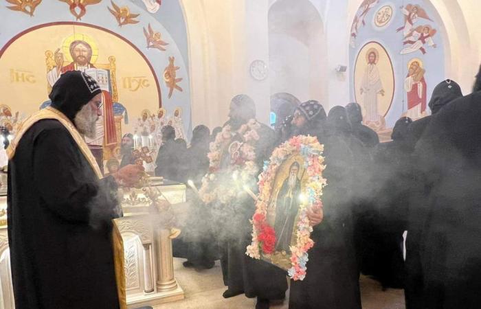 بحضور
      الأنبا
      ديسقورس..
      عشية
      عيد
      "يحنس
      القصير"
      بوادي
      النطرون..
      صور .. بوابة المساء الاخباري