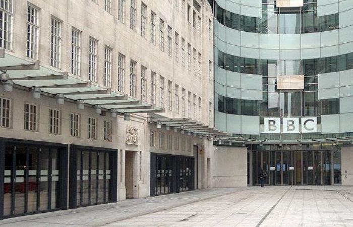 100
      موظف
      من
      BBC
      يتهمون
      هيئة
      الإذاعة
      البريطانية
      بالتحيز
      للاحتلال
      الإسرائيلي - بوابة المساء الاخباري