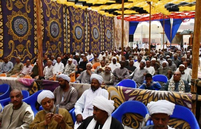 الصلح
      خير..
      مراسم
      إنهاء
      خصومة
      بين
      عائلتين
      فى
      أسوان|
      شاهد .. بوابة المساء الاخباري