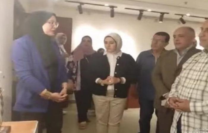 «عقدة
      وغرزة»
      معرض
      مشغولات
      معدنية
      للفنانة
      سالي
      زيدان
      بالمركز
      الثقافي
      بطنطا - بوابة المساء الاخباري