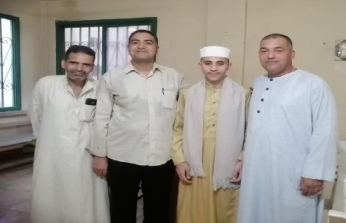 موهبة
      تستحق
      الدعم..
      أحمد
      الهادي
      فقد
      بصره
      ويتقن
      أحكام
      التلاوة
      وفن
      المقامات
      وأمنيته
      يكون
      قارئ
      إذاعى - بوابة المساء الاخباري