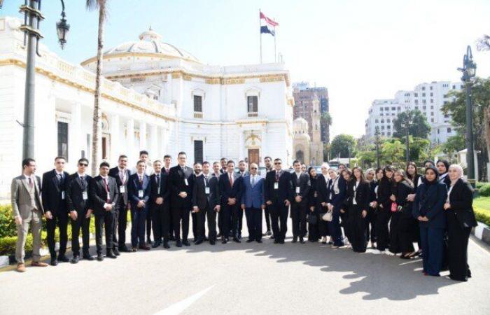 وفد
      طلابي
      من
      كلية
      القانون
      يزور
      مجلس
      النواب
      ويحضر
      جلسة
      البرلمان
      اليوم - بوابة المساء الاخباري