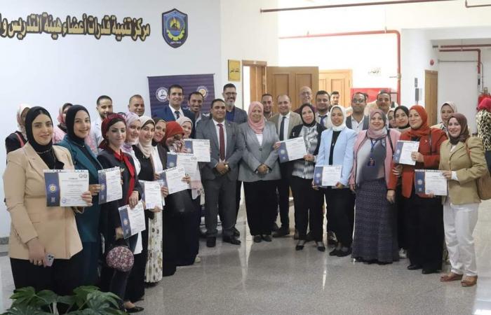 جامعة
      دمنهور
      تنظم
      حفل
      تكريم
      الدفعة
      الثانية
      لدورة
      إعداد
      المدربين
      T.O.T المساء الاخباري ..