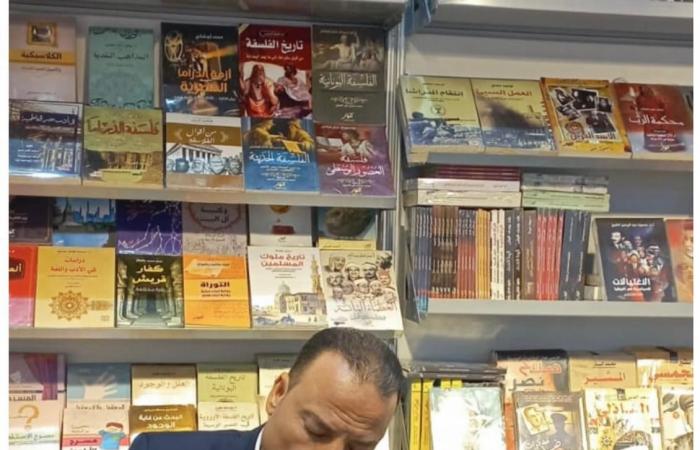 بسام
      عبد
      السميع
      يوقع
      رواية
      "خطيئة
      العمر"
      بمعرض
      الشارقة
      للكتاب . المساء الاخباري