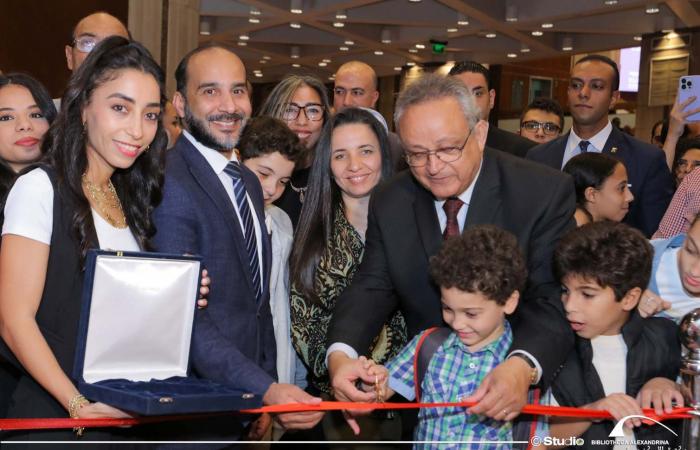 مدير
      مكتبة
      الإسكندرية
      يفتتح
      معرضين
      فنيين
      في
      الاحتفالية
      التاسعة
      لمدرسة
      الفنون المساء الاخباري ..