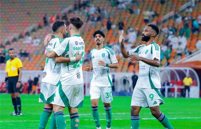 الأهلي
      يفوز
      على
      الرائد
      بثناية
      في
      الدوري
      السعودي