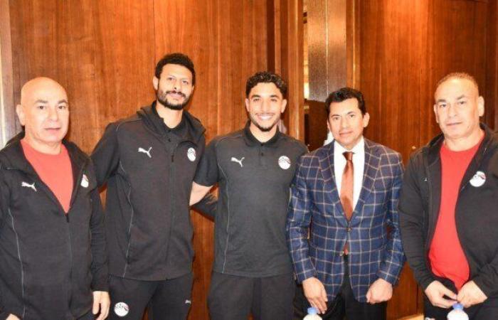 وزير
      الرياضة
      يدعم
      المنتخب
      قبل
      مواجهتي
      كاب
      فيردي
      وبوتسوانا
      «صور» - بوابة المساء الاخباري