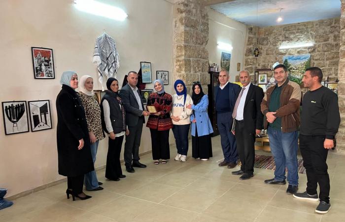 "النجاة
      لونها
      رمادي"..
      معرض
      تشكيلي
      يعبر
      عن
      معاناة
      الشعب
      الفلسطيني
      بالخليل . المساء الاخباري