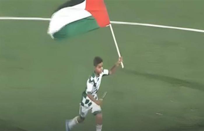 حاملًا
      «علم
      فلسطين»|
      طفل
      يقتحم
      ملعب
      مباراة
      الزمالك
      والنصر
      الليبي..
      شاهد .. بوابة المساء الاخباري