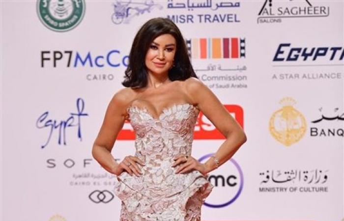 بالآلاف
      ..
      أسعار
      فساتين
      النجمات
      بمهرجان
      القاهرة
      السينمائي .. بوابة المساء الاخباري