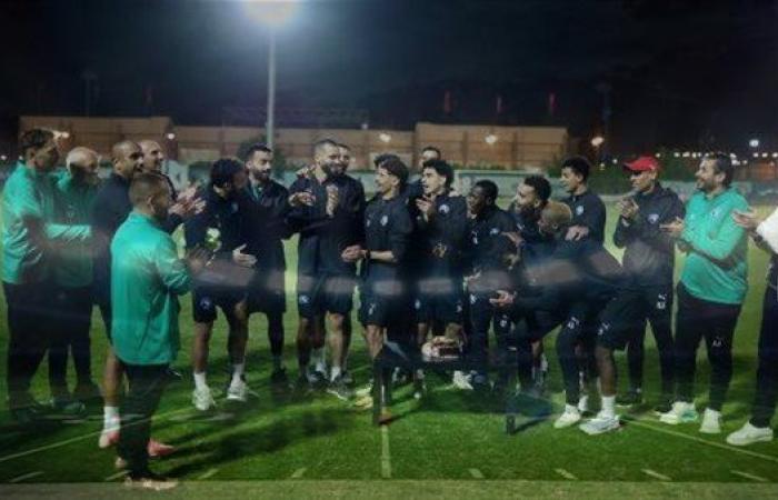 بعد
      أزمة
      تهنئة
      لاعب
      الأهلي..
      بيراميدز
      يحتفل
      بعيد
      ميلاد
      مروان
      حمدي .. بوابة المساء الاخباري