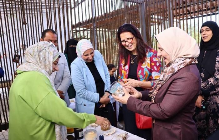 في
      مركب
      نيلي
      ..
      نائب
      محافظ
      دمياط
      تتفقد
      المدينة
      الآمنة
      للسيدات . المساء الاخباري