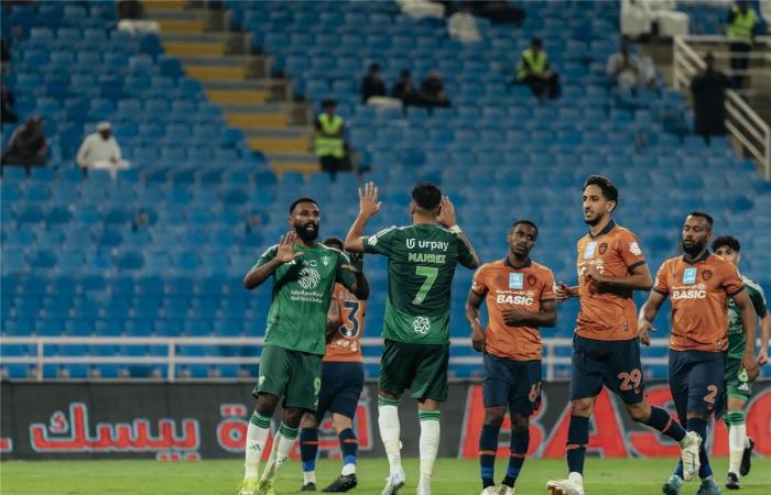 رياض
      محرز
      يقود
      الأهلي
      للفوز
      بصعوبة
      على
      الفيحاء
      في
      الدوري
      السعودي