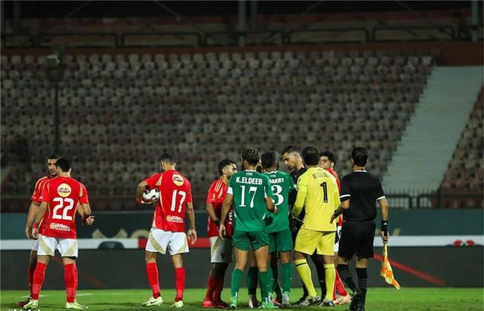 رجل
      مباراة
      الأهلي
      والاتحاد
      السكندري
      في
      الدوري
      المصري