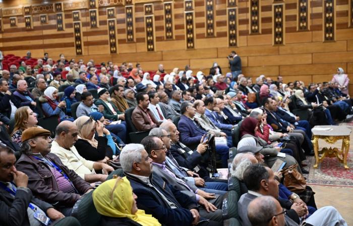 مؤتمر
      أدباء
      مصر
      يثمن
      قرارات
      مصر
      لدعم
      مطالب
      الشعب
      الفلسطيني . المساء الاخباري