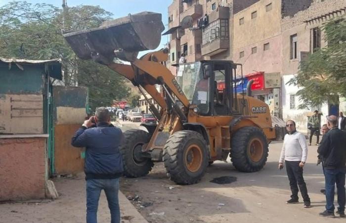 رئيس
      حي
      العجوزة
      يقود
      حملات
      مكبرة
      لإزالة
      مخالفات
      البناء
      ورفع
      الاشغالات المساء الاخباري ..