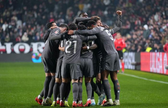 رجل
      مباراة
      ريال
      مدريد
      ورايو
      فاليكانو
      في
      الدوري
      الإسباني